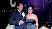 Selain itu tampak hadir pasangan Tora Sudiro dan Mieke Amalia tampil serasi dalam busana berwarna hitam. Pool/Palevi S/detikFoto.