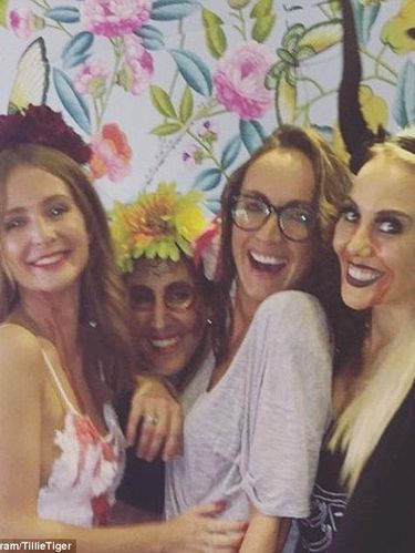 Aktris Inggris Ini Hancurkan Gaun Pengantinnya Pasca Cerai