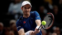 Andy Murray berusaha mengembalikan bola saat melawan John Isner di final Paris Masters. Gonzalo Fuentes/Reuters/detikFoto.