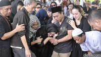 Anang tampak setia menemani dan menenangkan istrinya tersebut. Pool/Noel/detikFoto.