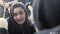 Tangisan Ashanty pun pecah. Pool/Noel/detikFoto.