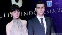 Fachri tampak mengenakan setelan jas sedangkan Renata terlihat cantik dengan dress bermotif floral. Pool/Palevi S/detikFoto.