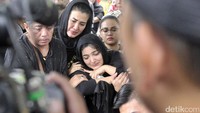 Penyanyi berusia 32 tahun itu tak henti-hentinya menangis. Pool/Noel/detikFoto.