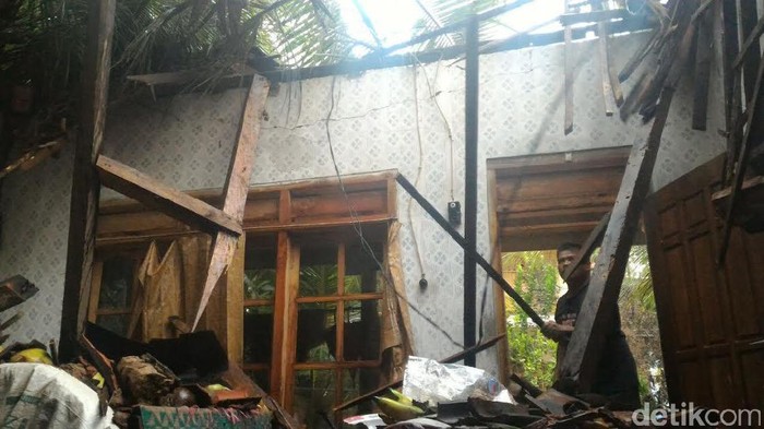 Puting Beliung Terjang Tiga Kecamatan di Trenggalek