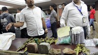 Massa melemparkan barang bukti tersebut ke arah aparat polisi dalam aksi demo 4 november lalu.