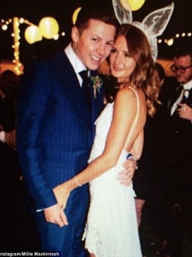 Aktris Inggris Ini Hancurkan Gaun Pengantinnya Pasca Cerai