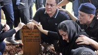 Ashanty saat ditemui di pemakaman sang ibu, Farida hanum Siddik di TPU Jeruk Purut, Jakarta Selatan pada Senin (7/11/2016). Pool/Noel/detikFoto.