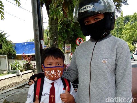 Mahasiswa Jember Kampanye Antirokok Melalui Masker 'Ken Arok'