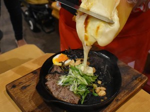 Ichiro Ramen Market: Wah, Mulur Gurih Ramen Berkuah Kental dengan Lelehan Keju Raclette!