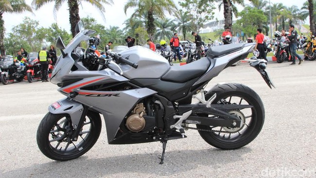 Melibas Jalan Tol Malaysia dengan Honda CBR500R
