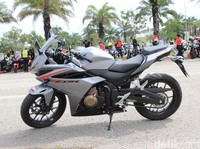 Melibas Jalan Tol Malaysia dengan Honda CBR500R
