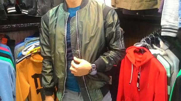 Jaket Bomber Jokowi Laku Keras di Tanah Abang