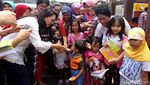 Istri Djarot Bagi-bagi Buku di Bukit Duri