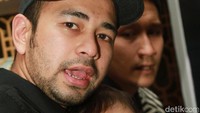 Lucunya Rafathar saat bergaya bersama sang ayah. Pool/Gus Mun/detikFoto.