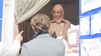 Tatapan Raline ke Reza begitu penuh makna.