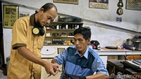 Budi Ismanto (kiri) dan Firdaus (kanan) mendiskusikan tingkat kebersihan sebuah roll film. Di tempat ini, film dari tahun 50-an tersimpan rapih berkat kerja keras keduanya.