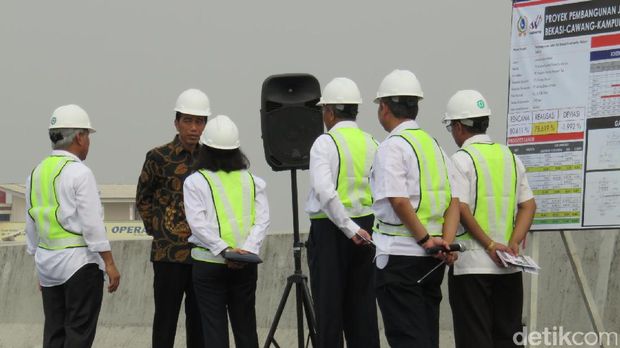 Jokowi berbincang intensif dengan dua menterinya.