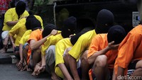 Para tersangka dihadirkan dalam rilis dengan memakai penutup wajah.