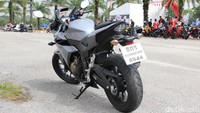 Honda CBR500R mengadopsi desain khas motor sport Honda CBR Series. Desain bagian depan motor ini terlihat begitu agresif.