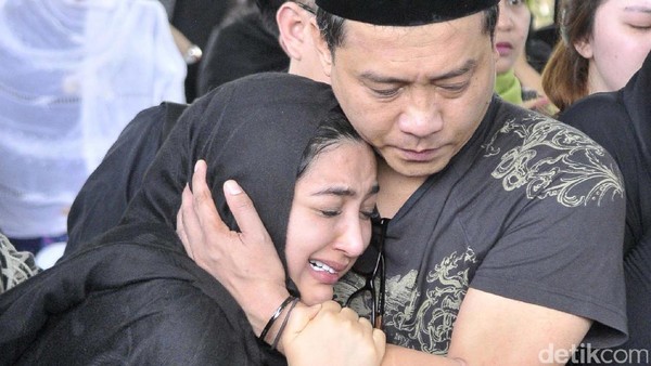 Derai Air Mata Lepas Kepergian Ibunda Ashanty