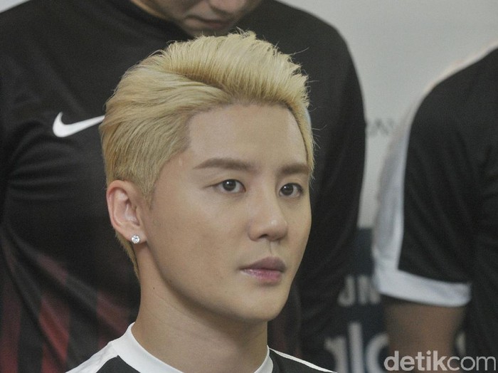 Junsu JYJ saat bersiap untuk bertanding bersama tim sepakbola artis Indonesia