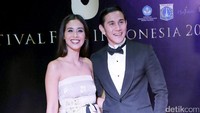 Vino dengan jas hitam dan Marsha terlihat tampil dalam balutan dress putih. Pool/Palevi S/detikFoto.