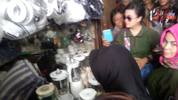 Sylviana Murni di Pasar Poncol