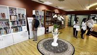 Terletak di Gedung SDA lantai 3, Perpustakaan Kementerian PUPR hadir membawa suasana yang nyaman dan rileks untuk belajar, membaca buku, mencari informasi, atau sekedar bersantai.