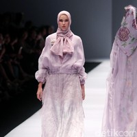 Koleksi busana Ria Mirandayang mengusung tema edgy modestwear , Indonesia Fashion Forwad di Jakarta Fashion Week 2017. Senayan City. Jakarta. [Foto: Mohammad Abduh/Wolipop]
