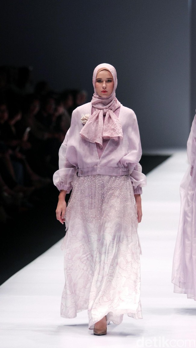 Koleksi busana Ria Mirandayang mengusung tema edgy modestwear , Indonesia Fashion Forwad di Jakarta Fashion Week 2017. Senayan City. Jakarta. [Foto: Mohammad Abduh/Wolipop]