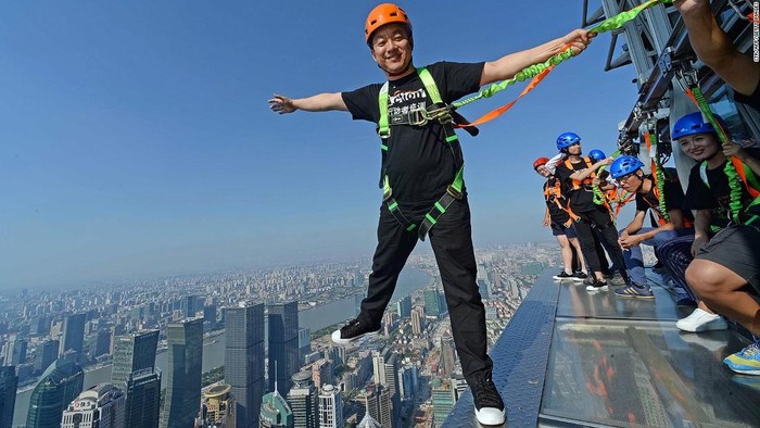 Tempat Uji Nyali di China, Melayang di Atas Gedung