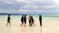 Wisatawan yang mampir ke Pasir Timbul ini bisa bermain-main bersama anggota rombongan. Bermain pasir, berenang, semuanya menyenangkan dilakukan di Pasir Timbul! (Wahyu/detikTravel)