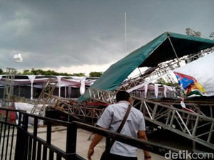 Panggung Lomba Kreatifitas Siswa Porak-poranda Diterjang Angin Kencang