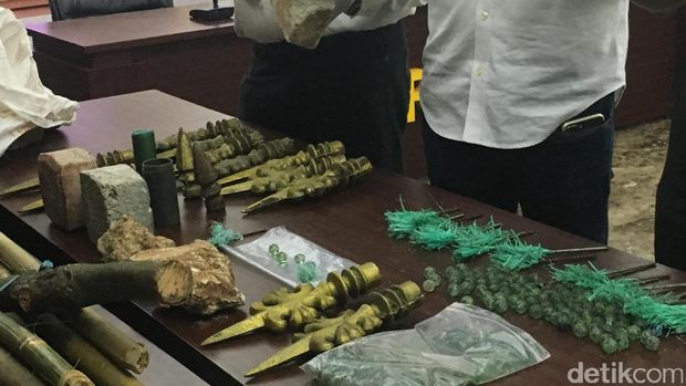 Polisi Pamerkan Barang Bukti Demo 4 November, Bambu Hingga Anak Panah
