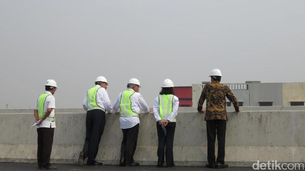 Jokowi menunjau sisi Tol Becakayu.