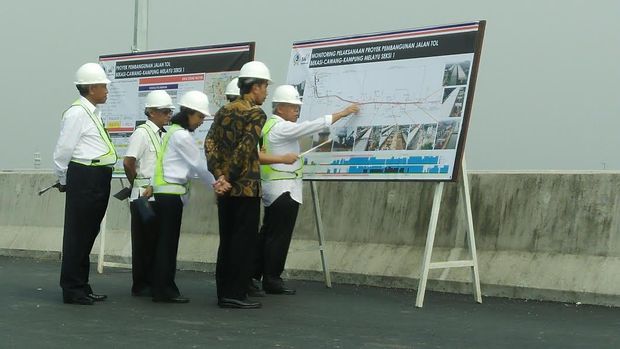 Presiden Jokowi meninjau sisi tol Becakayu.