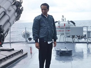 Jaket Bomber Sampai Sandal Fladeo, Momen Fashion Jokowi Sepanjang 2016