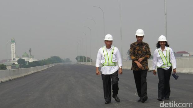 Jokowi didampingi dua menteri.