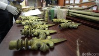 Mata hias pagar taman monas juga dijadikan barang bukti karena dilemparkan kearah polisi.