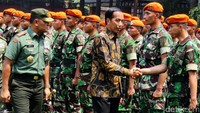 Jokowi menyalami prajurit TNI.