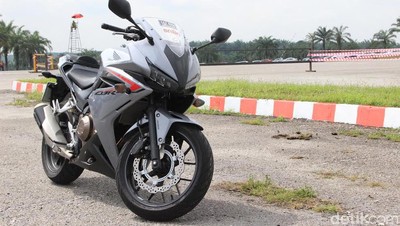 Membelah Jalan Thailand-Malaysia Bersama Honda CBR500R