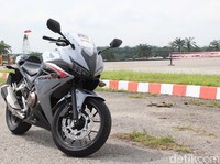 Melibas Jalan Tol Malaysia dengan Honda CBR500R