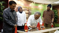Menteri PUPR Basuki Hadimuljono memberikan tanda tangan secara simbolis.