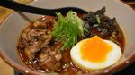 Mau Coba Ramen Unik dengan Lelehan Keju Raclette?