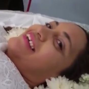 Masih Hidup, Wanita Ini Gelar Upacara Pemakaman untuk Dirinya Sendiri