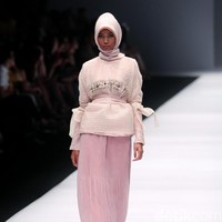Koleksi busana Ria Mirandayang mengusung tema edgy modestwear , Indonesia Fashion Forwad di Jakarta Fashion Week 2017. Senayan City. Jakarta. [Foto: Mohammad Abduh/Wolipop]