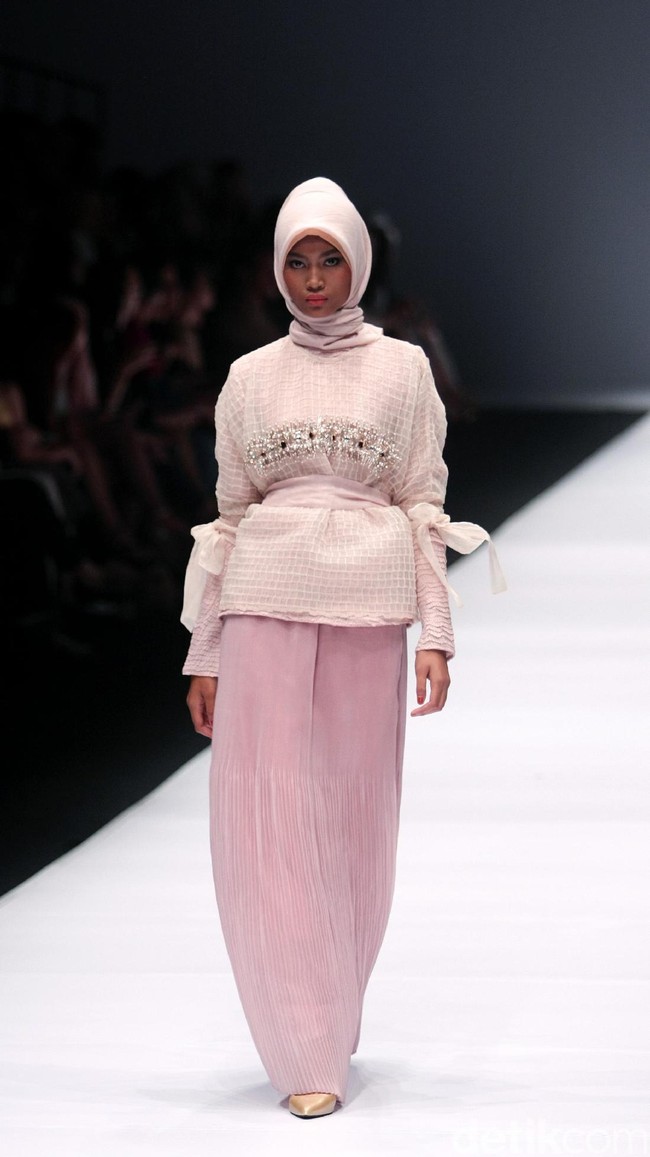 Koleksi busana Ria Mirandayang mengusung tema edgy modestwear , Indonesia Fashion Forwad di Jakarta Fashion Week 2017. Senayan City. Jakarta. [Foto: Mohammad Abduh/Wolipop]