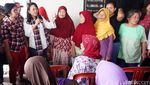Istri Djarot Bagi-bagi Buku di Bukit Duri