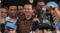 Usai diperiksa oleh penyidik Bareskrim Polri terkait pidato kontroversi surat Al Maidah 51, Ahok tebar senyum dan langsung diburu sejumlah awak media di Gedung Bareskrim Mabes Polri, Jalan Trunojoyo, Jakarta Selatan, Senin (7/11/2016).