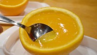 Setengah jeruk sunkist berukuran besar diisi dengan puding yang kenyal dengan rasa jeruk. Enak dan bikin menyegarkan!
